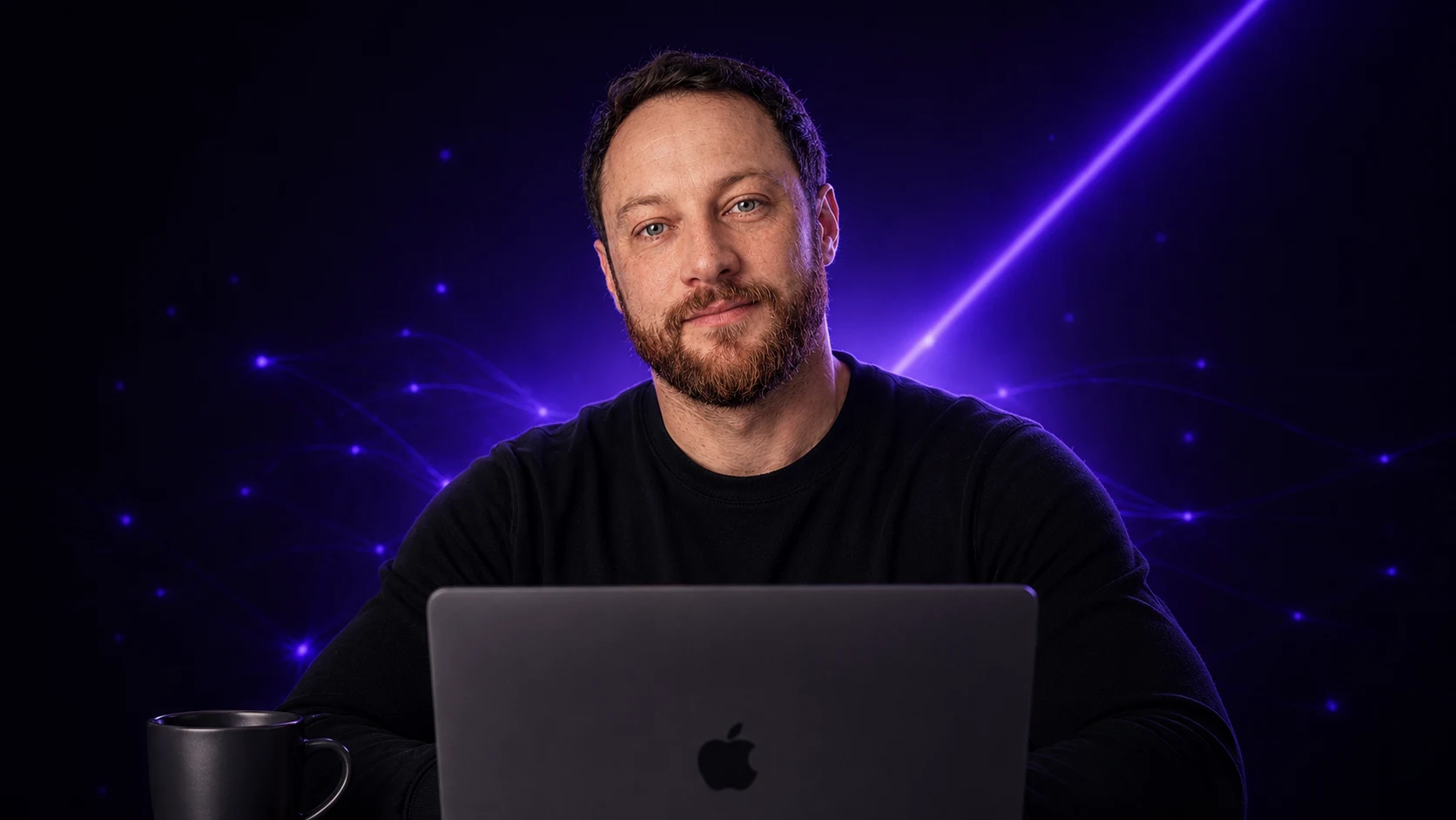 César Kolokovski trabalhando com um MacBook cinza-espacial em um ambiente de tecnologia